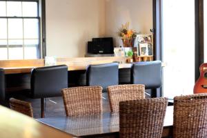 - une salle à manger avec une table et des chaises dans l'établissement Nangoku Lodge Booya, à Onna