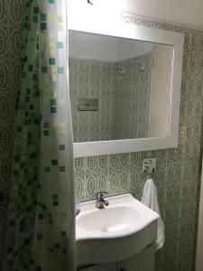 a bathroom with a sink and a mirror at AmaNi Tigre. Confort estrategico in Tigre
