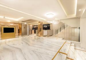 TV a/nebo společenská místnost v ubytování Hotel Star By Star Group- Near Delhi Airport