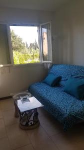 Schlafzimmer mit einem Bett, einem Fenster und einem Tisch in der Unterkunft PROVENCE, SOLEIL ET LUBERON !!! Coin jardin 3 Lits 2 Chambres 80 m2 in Cheval-Blanc