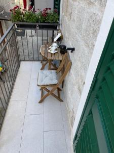 une table et des chaises assises sur un balcon dans l'établissement Rooms Marija, à Split