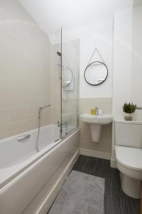 A bathroom at Royal Derby Hospital 2 Bed Town House