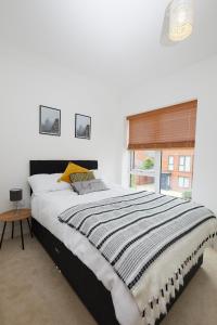 A bed or beds in a room at Royal Derby Hospital 2 Bed Town House