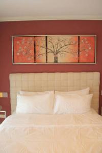 En eller flere senge i et værelse på A2J BGC Luxury 1BR Suite Near Burgos Circle & Mall