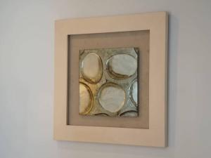 ein Gemälde einer Gruppe von Silberlöffeln in der Unterkunft A2J BGC Luxury 1BR Suite Near Burgos Circle & Mall in Manila