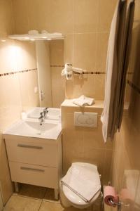 エクス・アン・プロヴァンスにあるホテル ヴァンドームのバスルーム(洗面台、トイレ、鏡付)