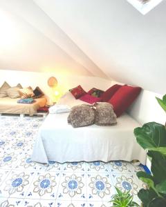 ein Schlafzimmer mit einem Bett mit Kissen darauf in der Unterkunft JOY BAMBOO, Downtown, three min from the Sea in Bogliasco