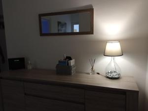 een tafel met een lamp en een doos erop bij Family apartment in Brindisi