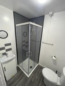 uma casa de banho com um chuveiro, um WC e um lavatório. em PCK THAS HOTEL em Blackpool