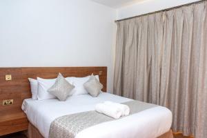 Postel nebo postele na pokoji v ubytování CySuites Apartment Hotel