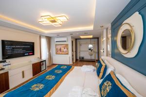 Postel nebo postele na pokoji v ubytování The Byzantium Suites Hotel & Spa
