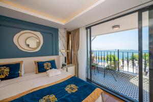 Postel nebo postele na pokoji v ubytování The Byzantium Suites Hotel & Spa