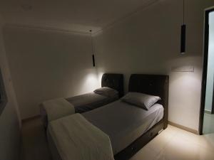 Tempat tidur dalam kamar di Number A Homestay