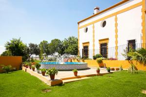 a fountain in a yard next to a building at Hotel Bodega el Moral in Ribera del Fresno