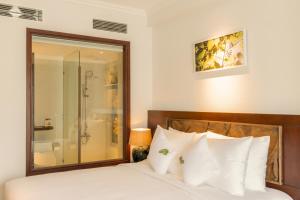 Postel nebo postele na pokoji v ubytování Cochin Sang Hotel