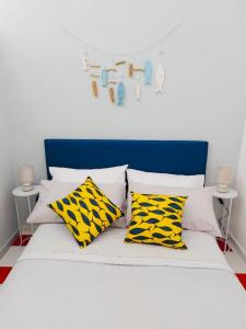 パルゲリーアにあるOrizzonte Tropeaのベッド(黄色と黒の枕付)