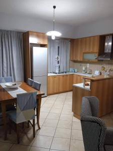 een keuken en eetkamer met een tafel en stoelen bij Μονοκατοικία στην Σύρος in Ermoupoli