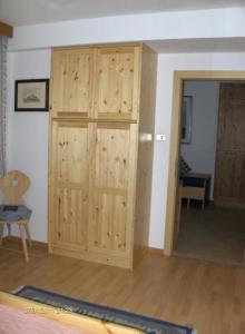 una camera con armadio in legno di villa mahlfertheiner a Castelrotto