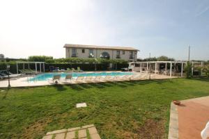 eine Villa mit einem Pool und einem Haus in der Unterkunft Aranceto Hotel Agriturismo in Arenella