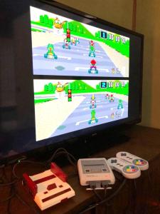 uma consola de jogos Nintendo wii e um sistema de jogos Nintendo wii em Tomo's INN - priceless experience - em Obu
