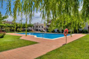 Bazén v ubytovaní Apartament a Sant Antoni de Calonge alebo v jeho blízkosti