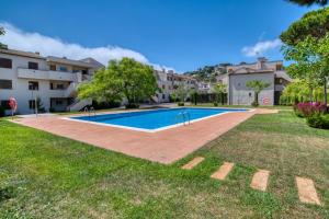 Bazén v ubytovaní Apartament a Sant Antoni de Calonge alebo v jeho blízkosti