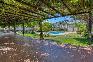 Bazén v ubytovaní Apartament a Sant Antoni de Calonge alebo v jeho blízkosti