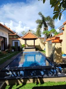 - une piscine dans une cour avec un kiosque dans l'établissement Villa Margherita, à Seminyak