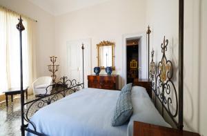 a bedroom with a large bed and a mirror at Maison Canopée in Messina