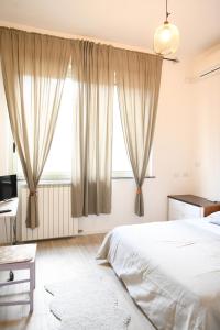 una camera con un letto bianco e una finestra di Casa Martesana a Milano