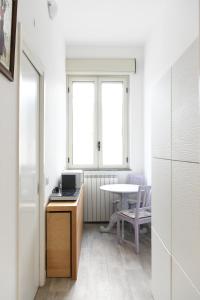 una cucina con tavolo e tavolo e una finestra di Casa Martesana a Milano