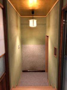 ein leeres Zimmer mit Flur mit Treppenaufgang in der Unterkunft Tomo's INN - priceless experience - in Obu