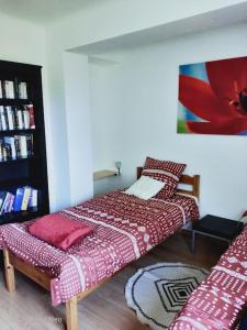um quarto com duas camas e uma estante de livros em Appartement au cœur du village de CALLIAN em Callian