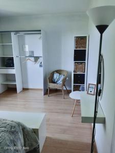 uma sala de estar com uma cama e uma mesa em Appartement au cœur du village de CALLIAN em Callian