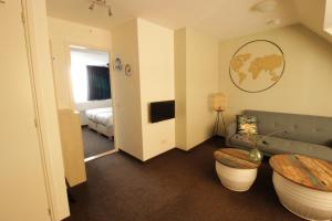 Katwijk aan ZeeにあるZeevonk Studio's & Appartementenのソファとテーブルのあるリビングルーム