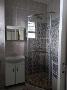 ein Badezimmer mit Dusche und Waschbecken in der Unterkunft South Coast Riviera - 805 in Port Shepstone