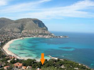 eine Luftansicht auf einen Strand mit einem orangefarbenen Pfeil in der Unterkunft Sea Side Villa in Mondello