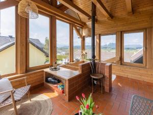 Una habitación con ventanas y un escritorio en una casa en Apartment in Kühnsdorf am Klopeiner See en Völkermarkt