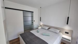 Postel nebo postele na pokoji v ubytování Aquamarine apartment - Free 2 electric scooters