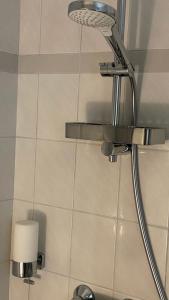 - Baño con cabezal de ducha y lámpara en Ferienwohnung Kassel West, en Kassel