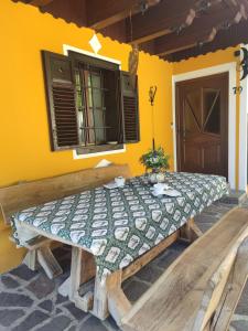 una mesa de madera frente a una pared amarilla en Die Hube en Leutschach