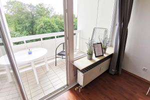Pokój z balkonem ze stołem i oknem w obiekcie Nice apartment in Heusenstamm near Frankfurt w mieście Heusenstamm