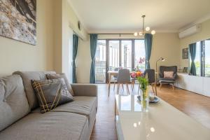 ein Wohnzimmer mit Sofa und Tisch in der Unterkunft Sunrise 1BDRM View Apartment NDK Congress Centre in Sofia
