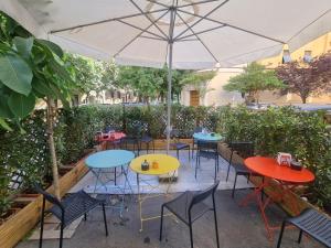 Reštaurácia alebo iné gastronomické zariadenie v ubytovaní Rometobe