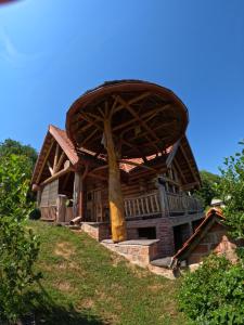ein Holzhaus mit einem Dach auf einem Hügel in der Unterkunft Kuća za odmor “Mita” in Sveti Martin na Muri