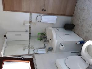 La petite salle de bains est pourvue de toilettes et d'un lavabo. dans l'établissement BELLAVISTA Luxury Lodge, à Korčula