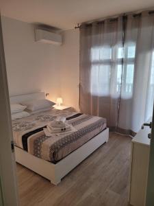 1 dormitorio con 1 cama con lámpara y ventana en B&B il Bacio, en Perugia