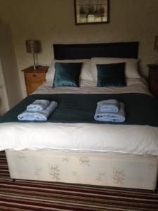 A bed or beds in a room at The Royal Oak Burford 