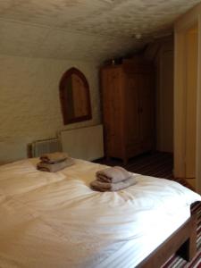 A bed or beds in a room at The Royal Oak Burford 
