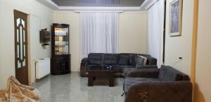 uma sala de estar com um sofá e uma mesa em Mate's GUEST HOUSE em Kobuleti